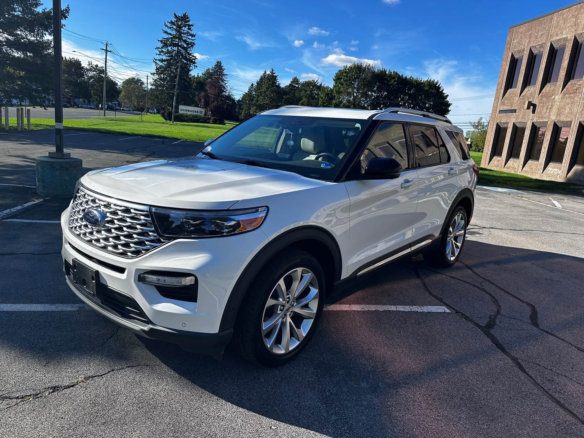 Used 2023 Ford Explorer Platinum w/ Technology Package AWD/4WD image 1