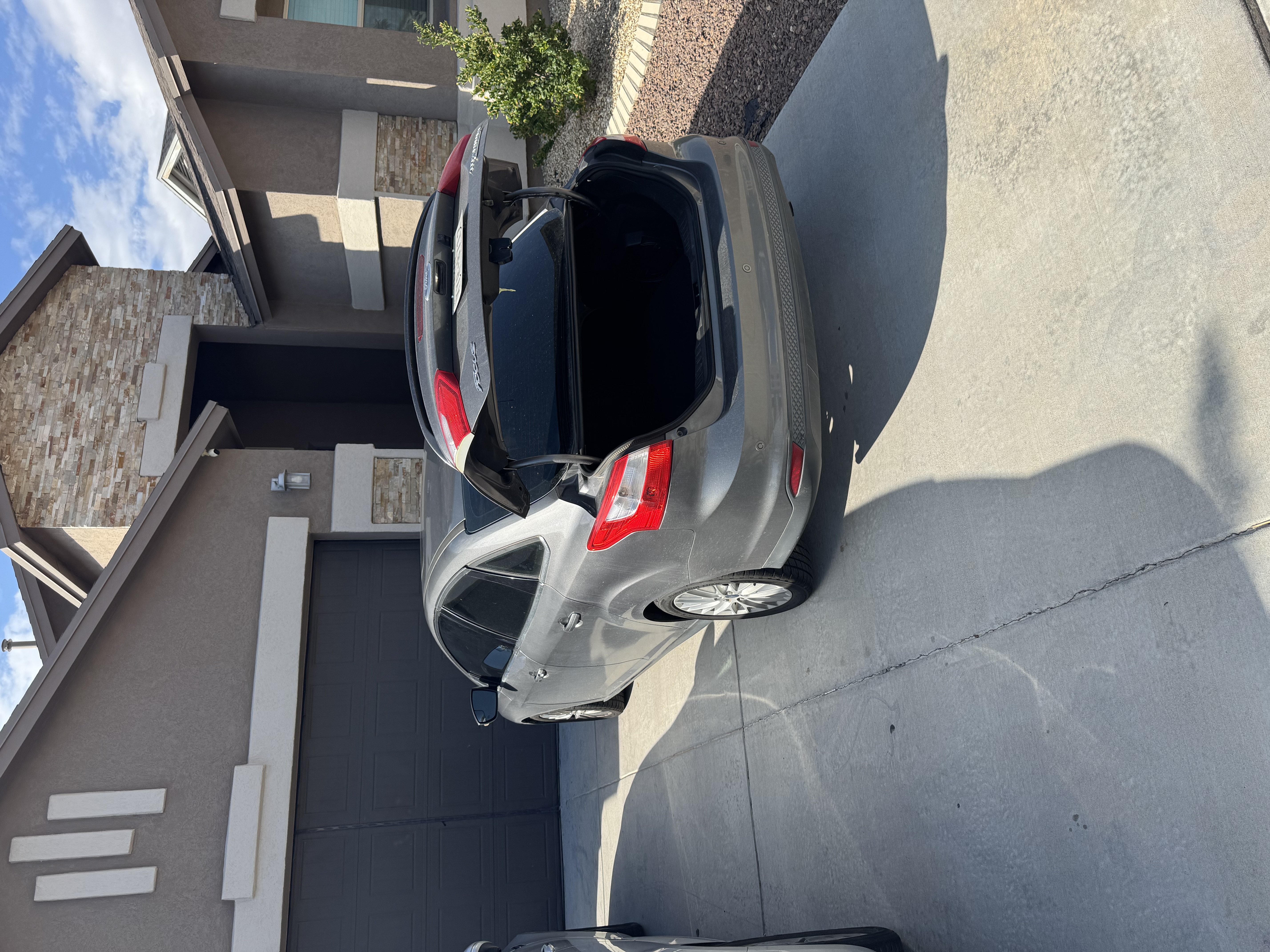 Used 2014 Ford Focus Titanium FWD image 1