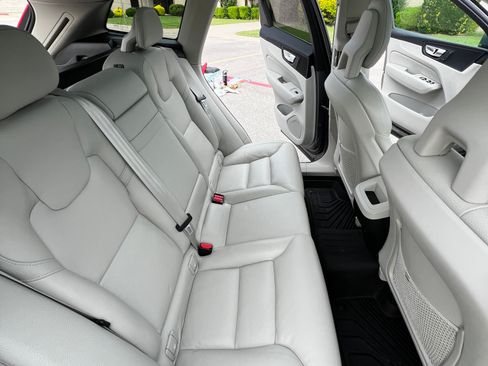 Used 2018 Volvo XC60 T5 Momentum w/ Convenience Package image 15