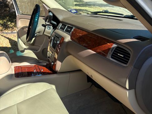 Used 2010 Chevrolet Avalanche LTZ image 14