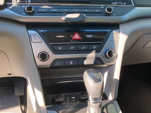 Used 2018 Hyundai Elantra SE image 11