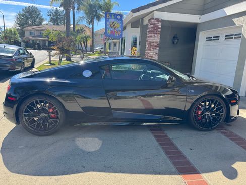 Used 2018 Audi R8 V10 w/ Premium Package image 9