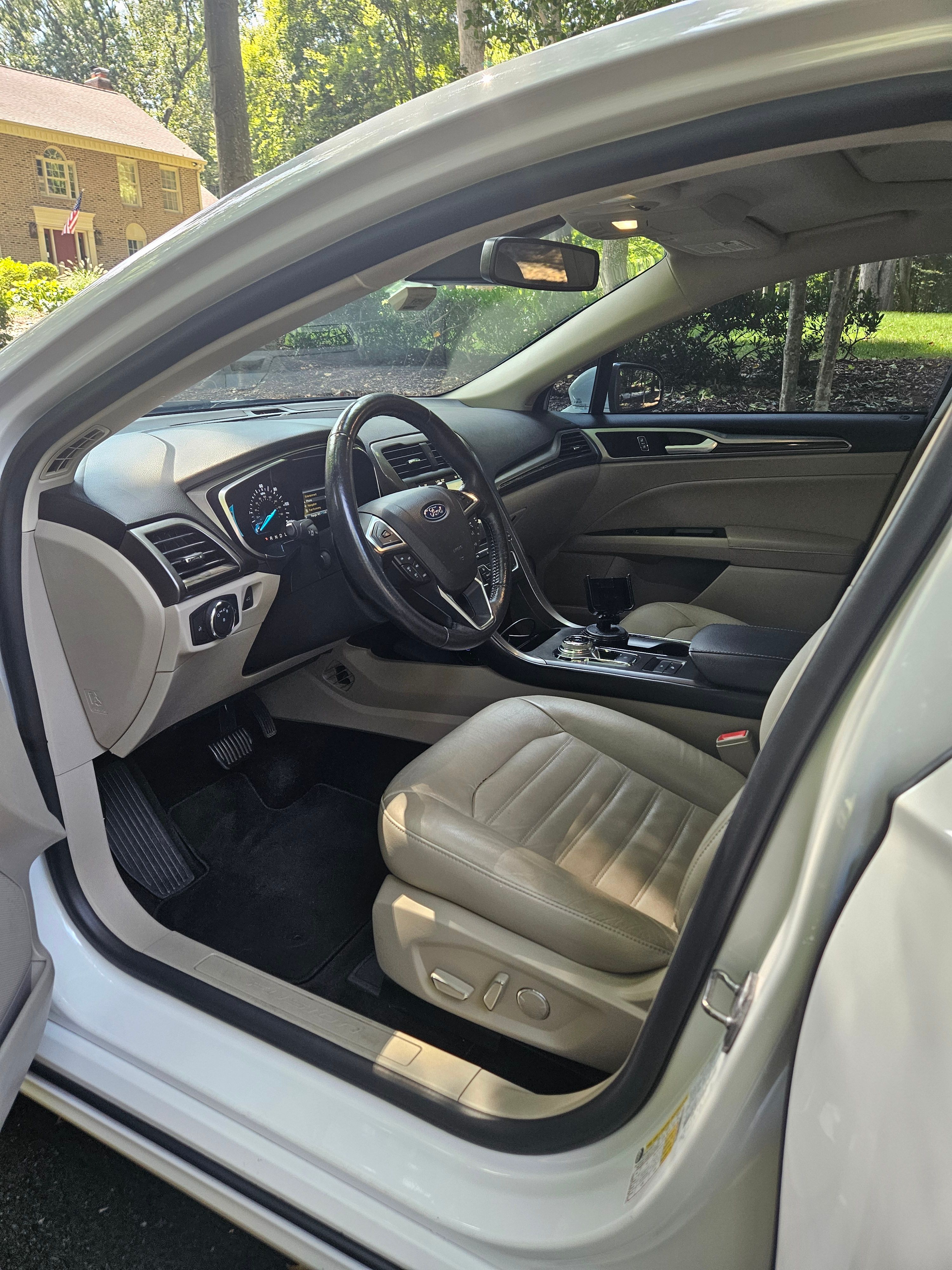 Used 2018 Ford Fusion Energi SE FWD image 16