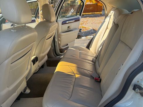 Used 2004 Lincoln Town Car Ultimate RWD image 16
