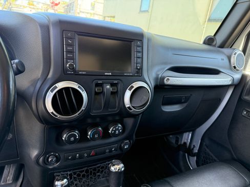 Used 2012 Jeep Wrangler Sahara w/ Connectivity Group AWD/4WD image 12