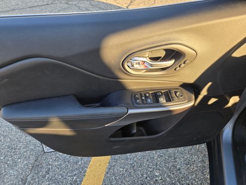 Used 2019 Jeep Cherokee Limited image 14