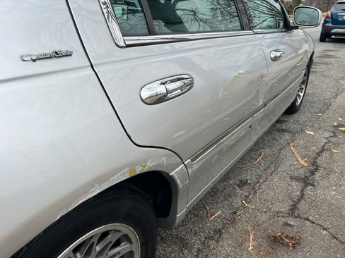 Used 2000 Lincoln Town Car Signature image 6