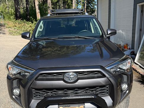 Used 2017 Toyota 4Runner SR5 AWD/4WD image 9