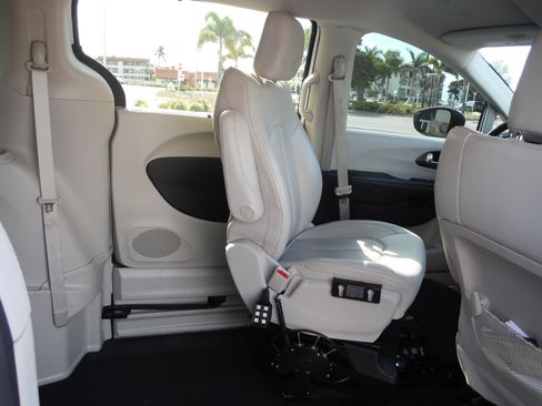 Used 2021 Chrysler Voyager Lxi FWD image 12