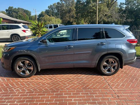 Used 2017 Toyota Highlander Limited Platinum AWD/4WD image 2