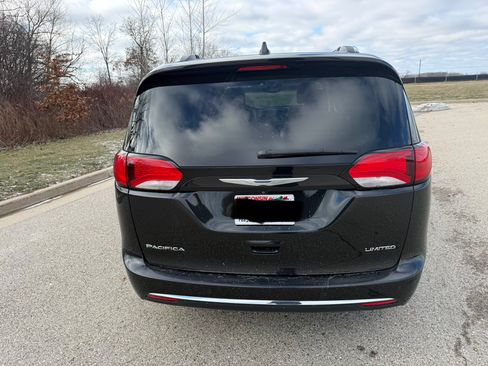 Used 2018 Chrysler Pacifica Limited w/ Tire & Wheel Group image 9