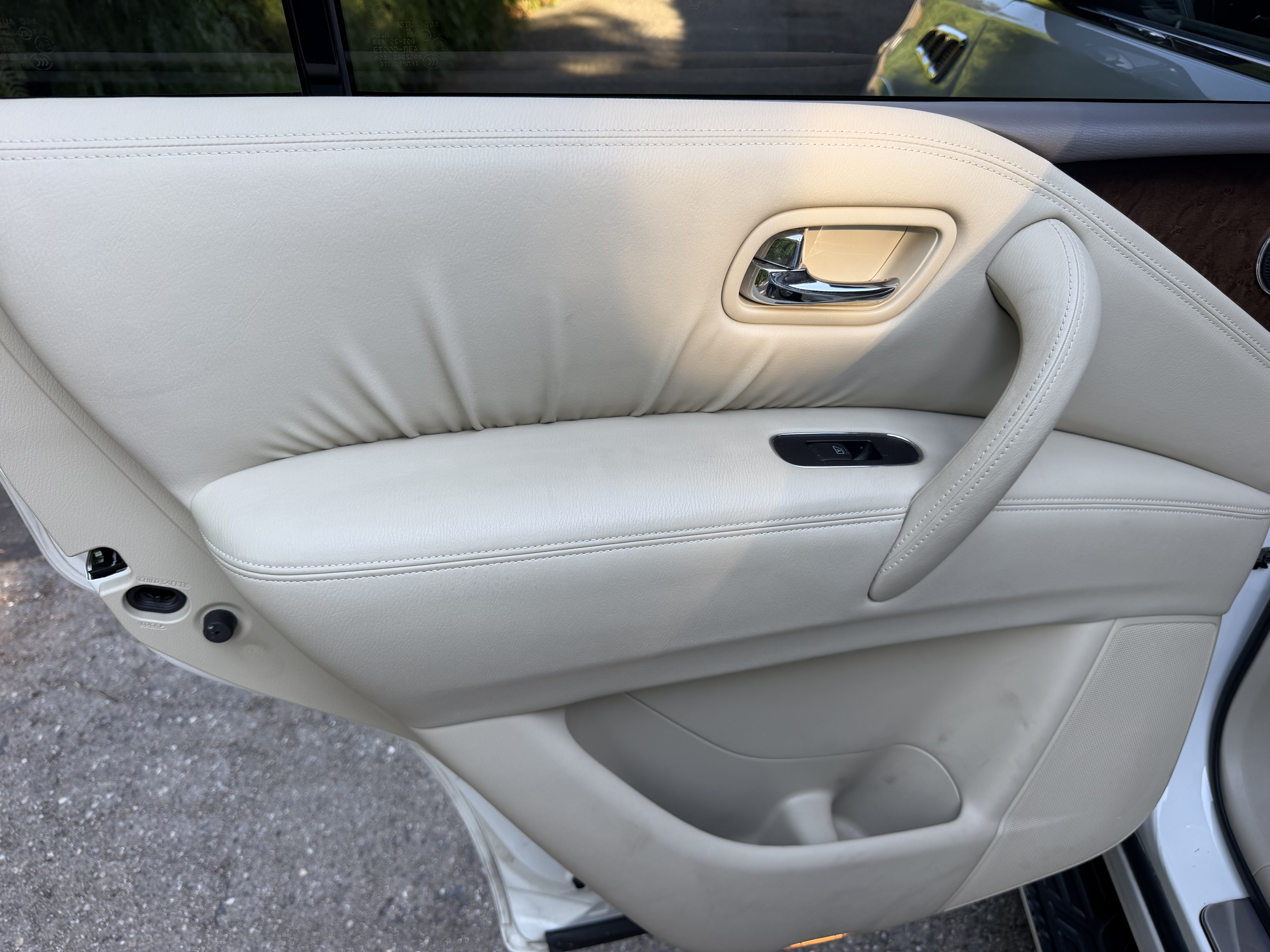 Used 2012 INFINITI QX56 4WD w/ Deluxe Touring Pkg image 12