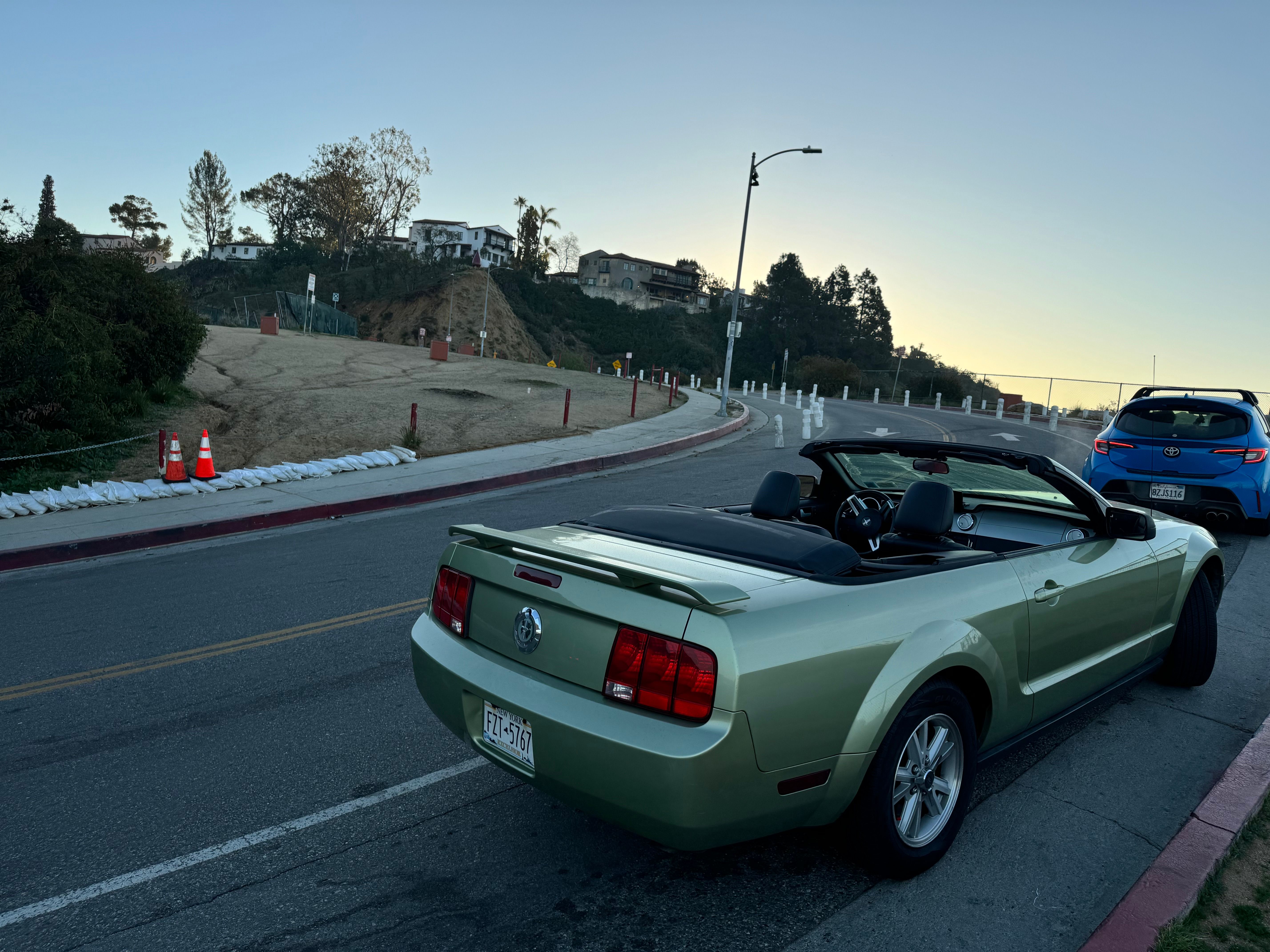 Used 2006 Ford Mustang Convertible RWD image 2