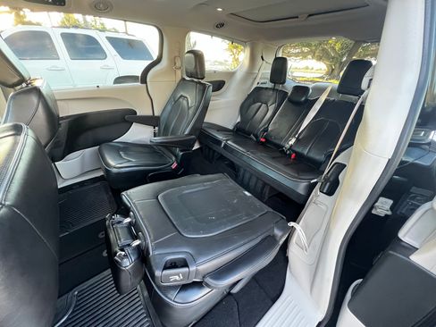 Used 2018 Chrysler Pacifica Limited w/ Tire & Wheel Group image 8