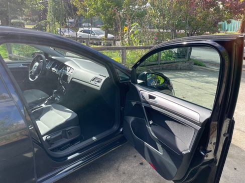 Used 2016 Volkswagen e-Golf SE w/ DC Fast Charging Package image 2