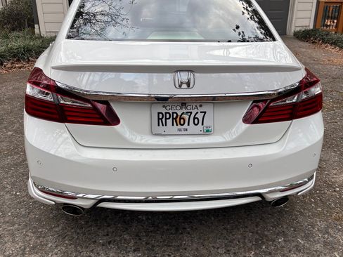 Used 2017 Honda Accord Touring image 2