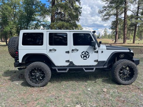 Used 2013 Jeep Wrangler Unlimited Rubicon w/ Connectivity Group image 8