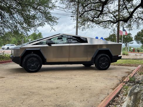 Used 2025 Tesla Cybertruck AWD Crew Cab image 22