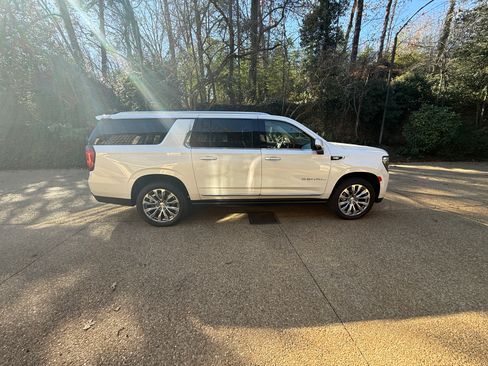 Used 2024 GMC Yukon XL Denali w/ Advanced Technology Package image 1