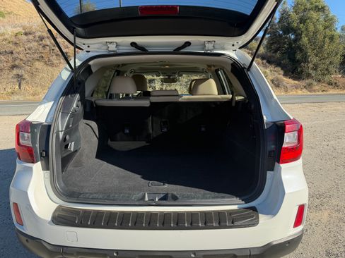 Used 2017 Subaru Outback 3.6R Limited AWD/4WD image 6