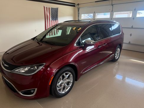 Used 2017 Chrysler Pacifica Limited w/ Advanced Safetytec Group image 2