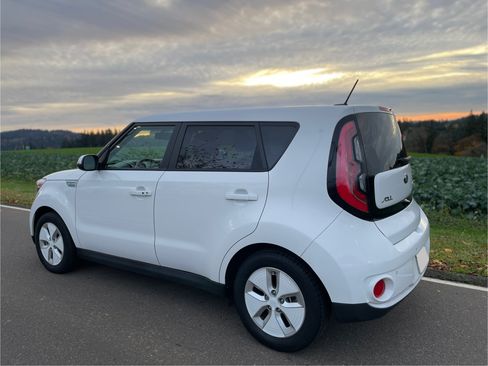 Used 2015 Kia Soul EV + image 6
