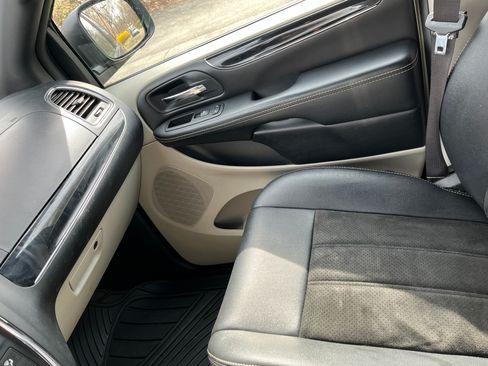 Used 2019 Dodge Grand Caravan SXT image 2