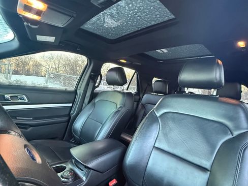 Used 2017 Ford Explorer XLT w/ Equipment Group 202A image 5