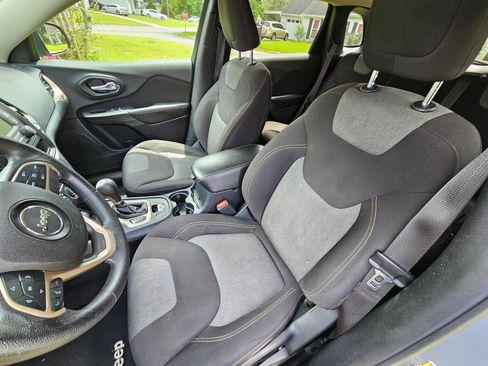 Used 2016 Jeep Cherokee Sport image 17