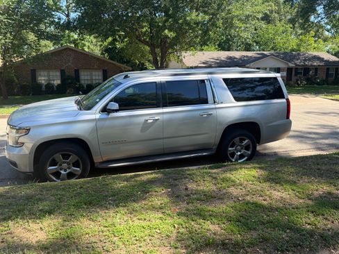 Used 2015 Chevrolet Suburban LT RWD image 2