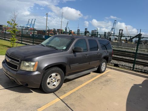 Used 2011 Chevrolet Suburban LT RWD image 1