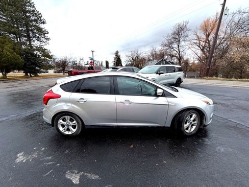 Used 2013 Ford Focus SE w/ SE Winter Pkg image 2