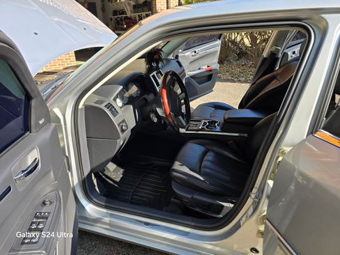 Used 2009 Chrysler 300 C w/ Luxury Group II image 16