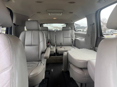 Used 2012 Chevrolet Suburban LT image 11