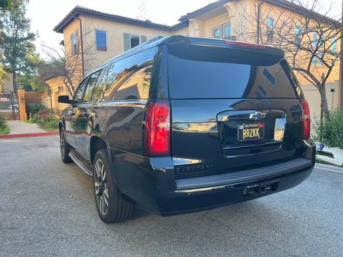 Used 2018 Chevrolet Suburban LT w/ Luxury Package image 4