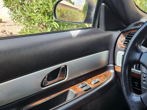 Used 2005 Ford Thunderbird Deluxe image 9