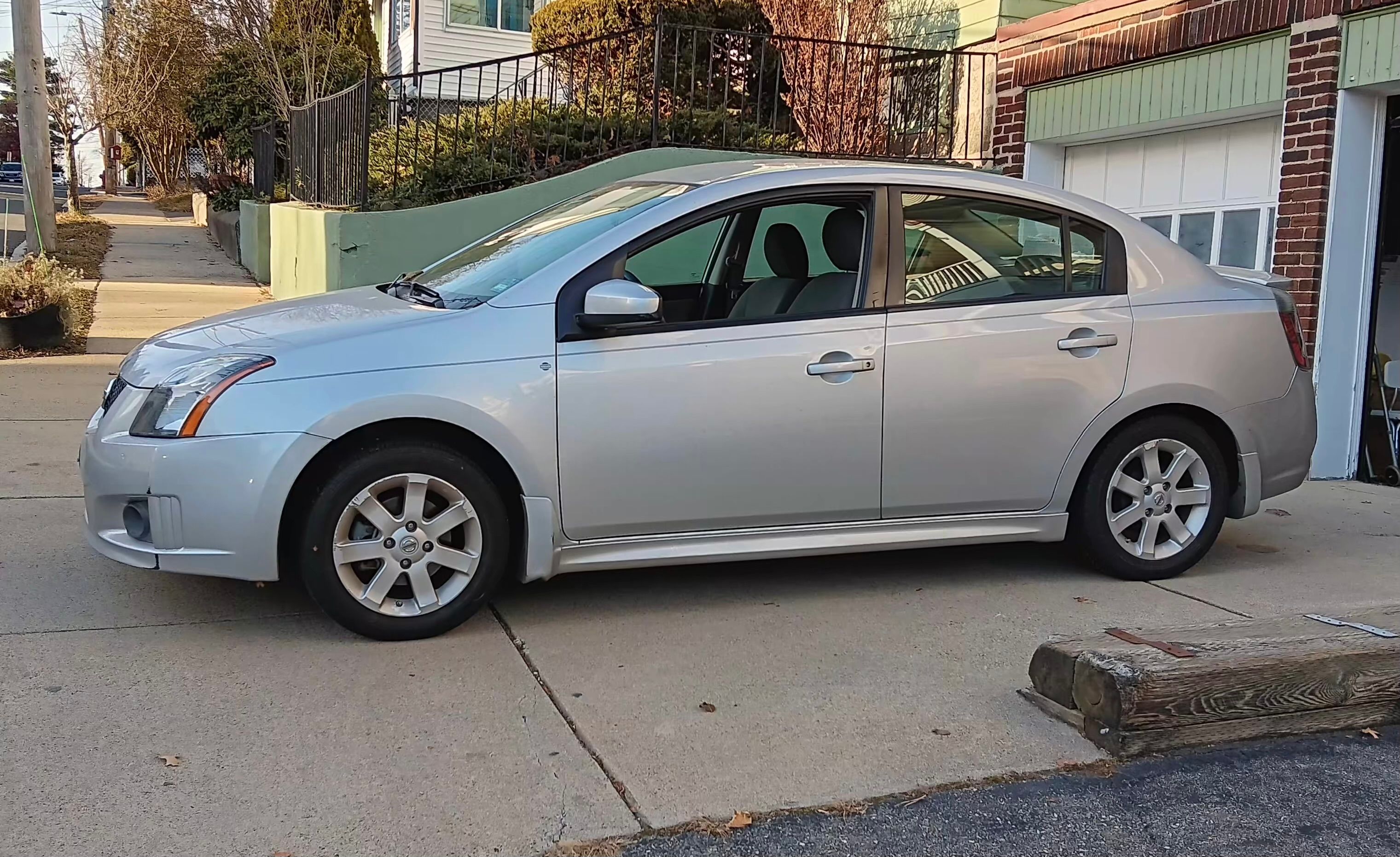 Used 2010 Nissan Sentra 2.0 SR FWD image 1