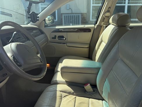 Used 2001 Lincoln Town Car Executive image 9