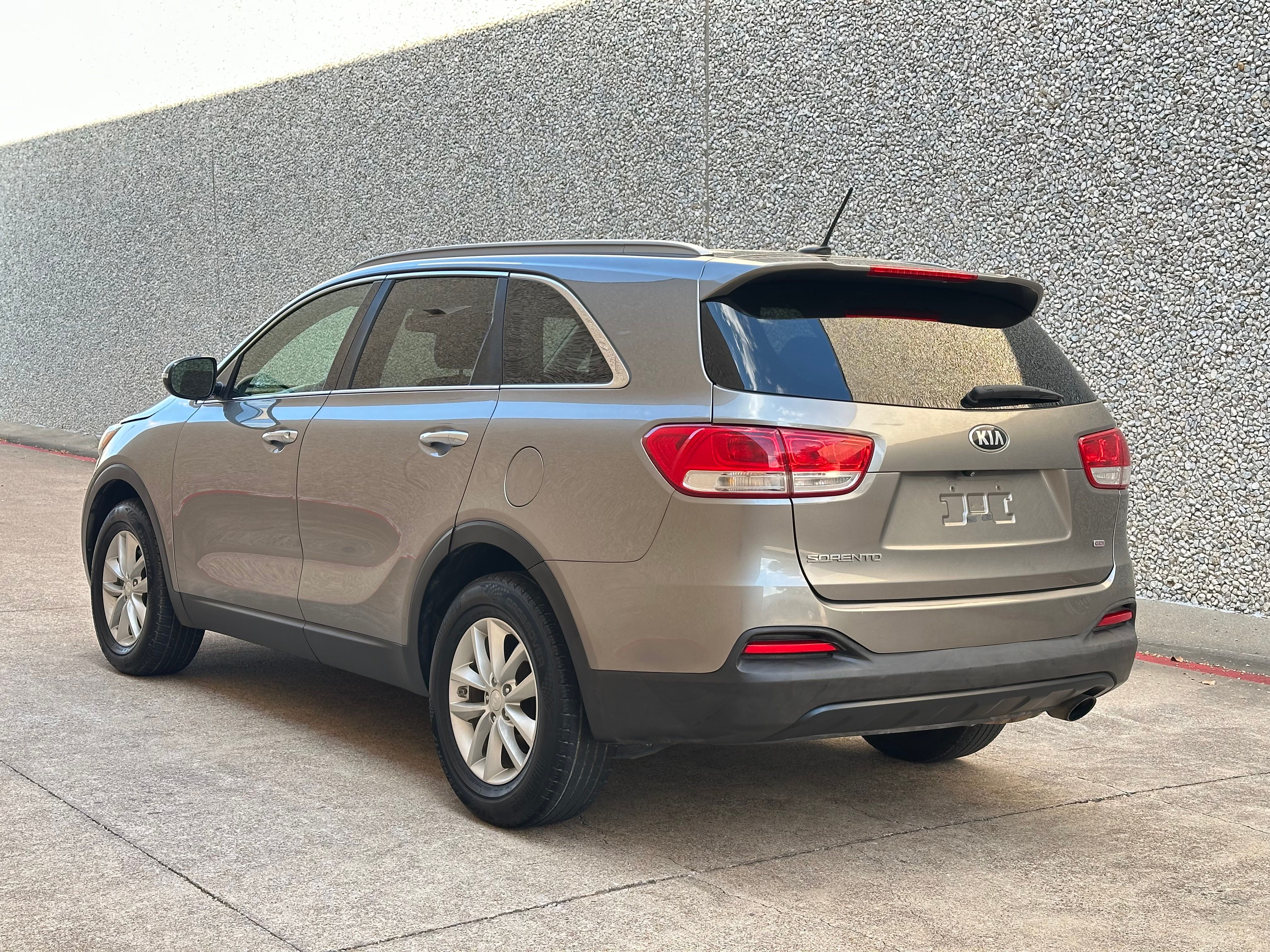 Used 2017 Kia Sorento FWD image 8