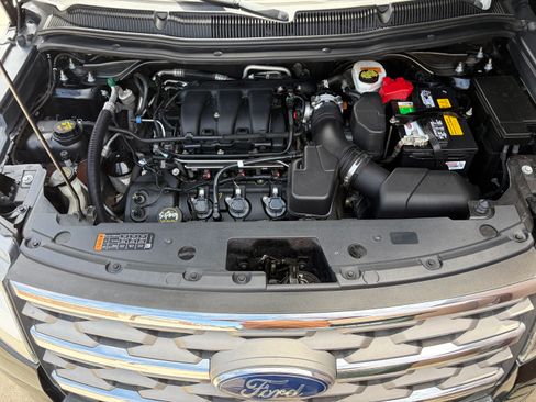 Used 2018 Ford Explorer XLT w/ Equipment Group 202A AWD/4WD image 10