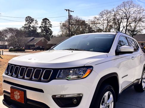 Used 2017 Jeep Compass Latitude image 1