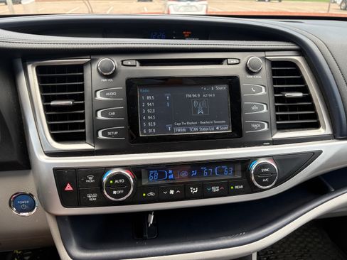 Used 2017 Toyota Highlander LE w/ Carpet Mat Package AWD/4WD image 25