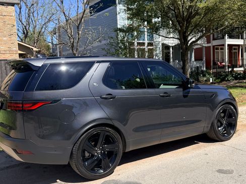 Used 2024 Land Rover Discovery S image 9