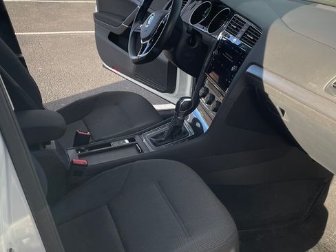 Used 2017 Volkswagen e-Golf SE image 14