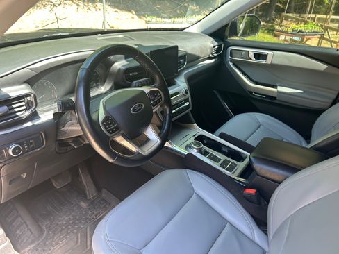 Used 2021 Ford Explorer XLT w/ Equipment Group 202A RWD image 12