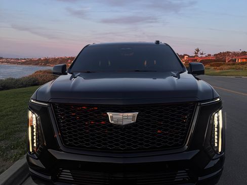 Used 2025 Cadillac Escalade ESV Sport Platinum w/ LPO, ONYX Package image 2