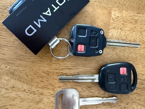 Used 2000 Toyota Land Cruiser Sport Utility 4D image 24