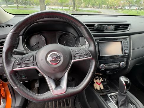 Used 2017 Nissan Rogue SV w/ SV Premium Package AWD/4WD image 6