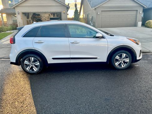 Used 2020 Kia Niro LXS FWD image 5