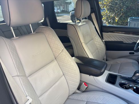 Used 2017 Jeep Grand Cherokee Summit image 11